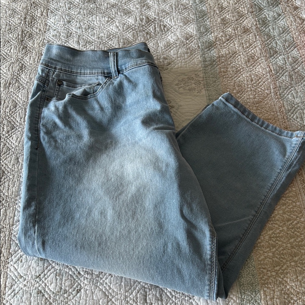 Women's Light Blue Cropped Jeans